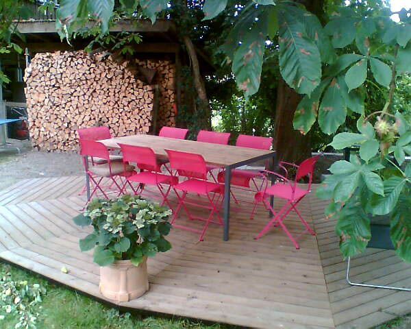 Möblierter Sitzplatz auf einem Holzbelag.