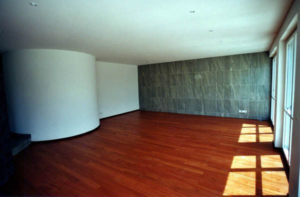 Innenraum mit Holz- oder Parkettboden.