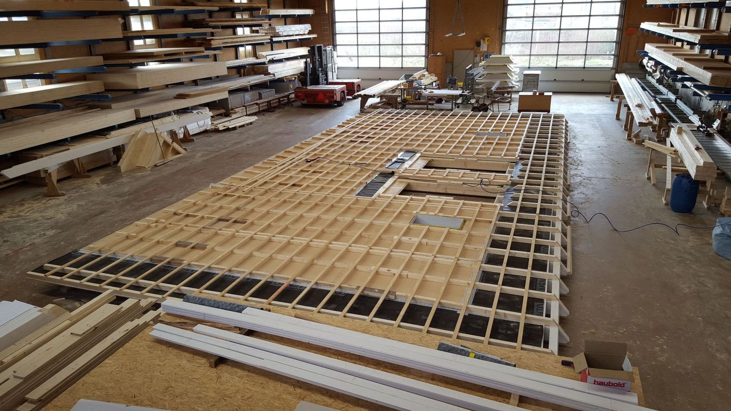 Vorgefertigte Holzelemente in der Werkstatt.